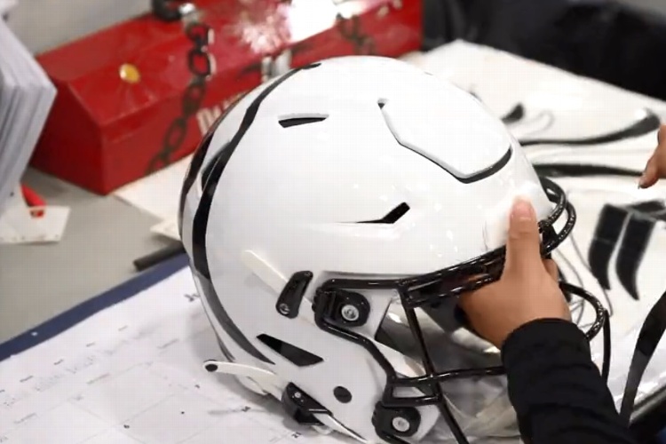¿Cómo se hacen los cascos alternativos de la NFL? (VIDEO)