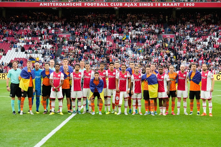 Edson Álvarez y Ajax vencen a club ucraniano en duelo amistoso