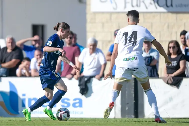 Real Oviedo pierde, Marcelo Flores debuta como titular