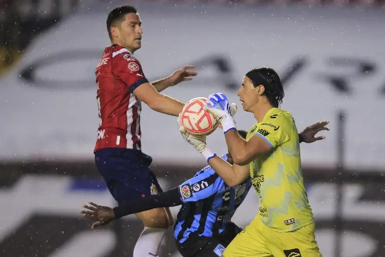 Amargo debut de Ormeño con las Chivas