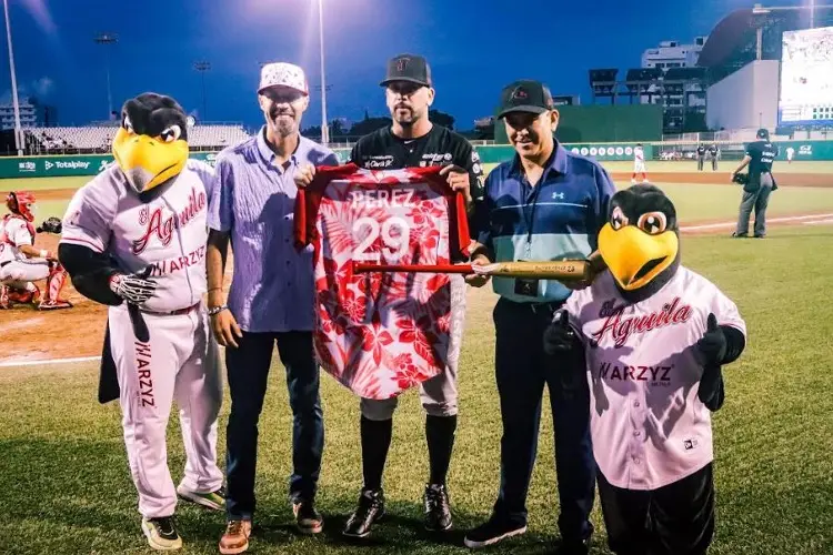 El Águila rinde homenaje a Oliver Pérez