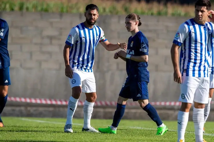 Marcelo Flores y Aceves participan en empate del Real Oviedo