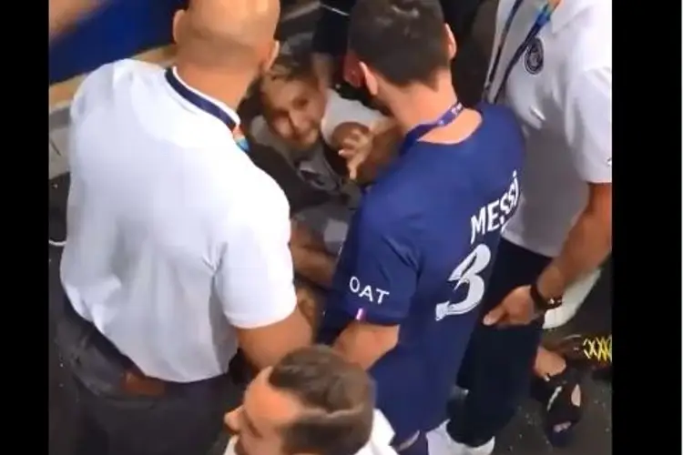 Messi salva a niño que se quería tomar una foto con él (VIDEO)