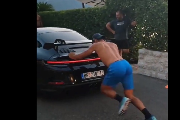 El entrenamiento poco usual de Djokovic empujando un carro (VIDEO)