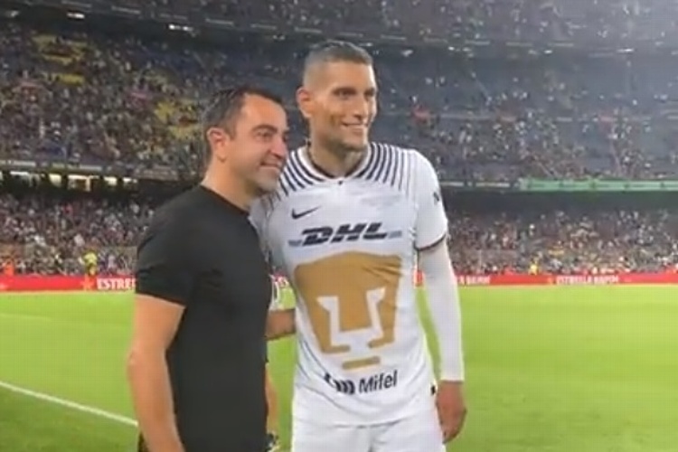 Jugadores de Pumas hacen fila para tomarse foto con Xavi (VIDEO)