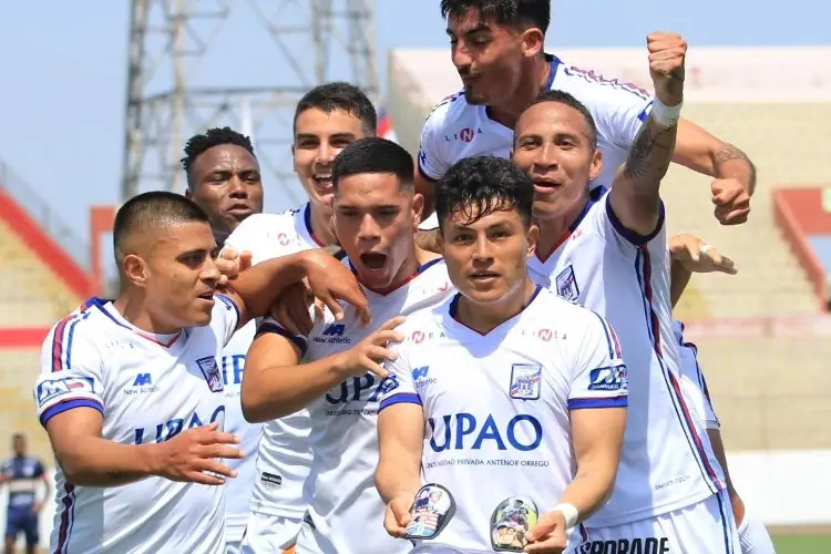 ¡Juegazo del 'Puma' Chávez en el futbol de Perú! (VIDEO)