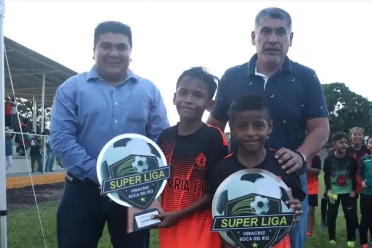 Premian a campeones del Torneo de Futbol de Verano Superliga 