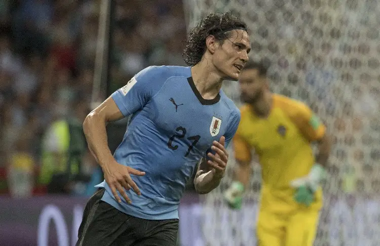 Cavani llega a España para decidir su futuro