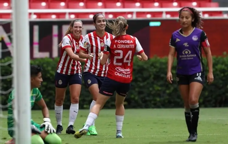 Con goleada de escándalo, Chivas mantiene liderato en Liga MX Femenil