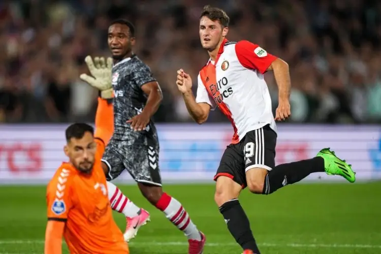Santi Giménez aún no puede ser titular en Feyenoord, su DT lo explica