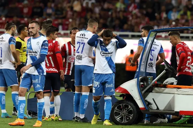Jugador de Puebla sufre terrible fractura ante Chivas (VIDEO)
