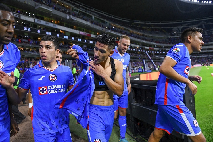 Antuna le anota gol a Chivas, lo celebra y besa escudo de Cruz Azul (VIDEO)