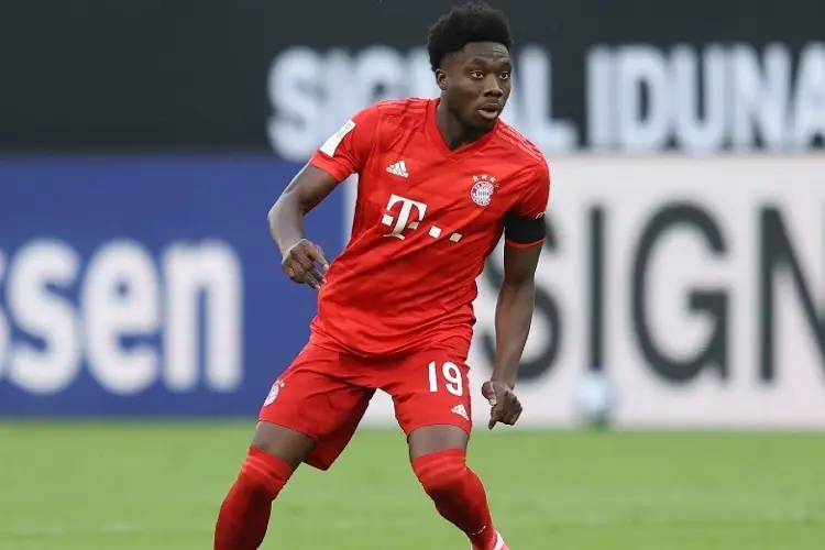 Alphonso Davies terminó en el hospital tras juego del Bayern (VIDEO)