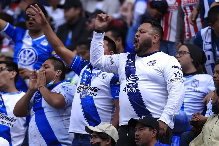 Afición de Puebla y Chivas se pelean previo al repechaje (VIDEO)