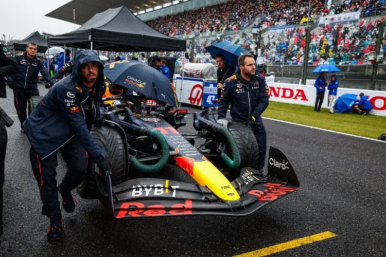 'Checo' Pérez y Red Bull en problemas con la FIA