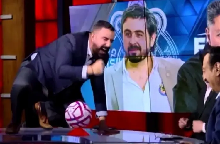 Comentarista se sube a la mesa y se burla de eliminación de Chivas (VIDEO)