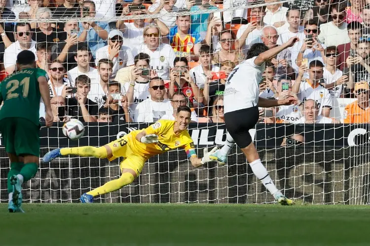 Cavani anota doblete con el Valencia 