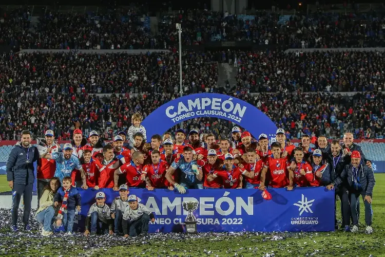 Luis Suárez y Nacional conquistan título en Uruguay