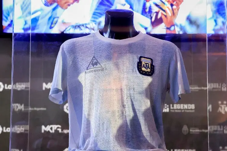 Playera con la que Maradona ganó Mundial en México, regresa a Argentina