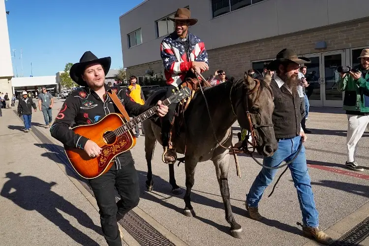 Ricciardo llega a caballo al paddock del GP de Estados Unidos