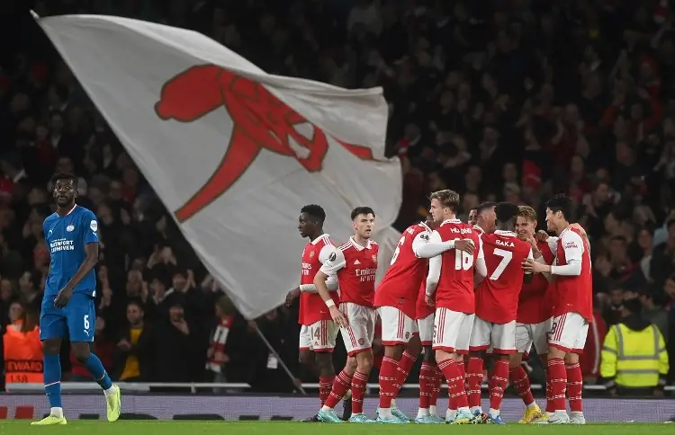 Arsenal gana y califica en la Europa League