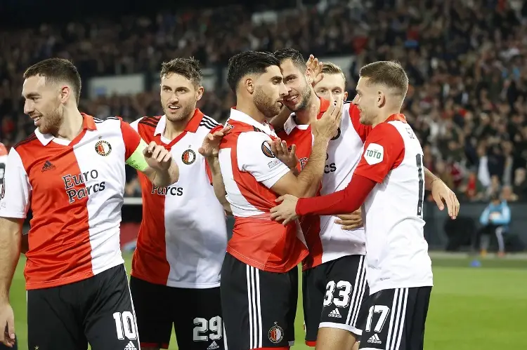 Santiago Giménez y el Feyenoord se alejan del liderato 