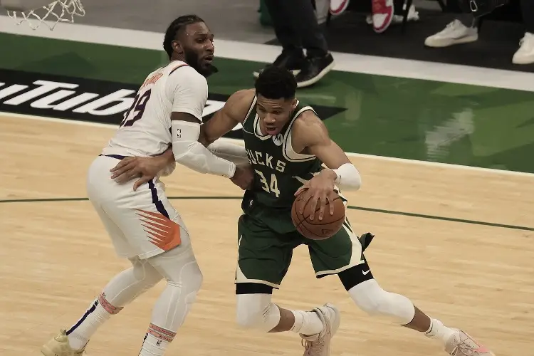 Antetokounmpo exhibe su poderío ante Durant