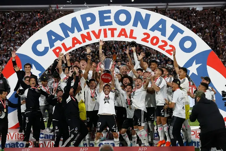 Colo Colo recibe trofeo de campeón en Chile