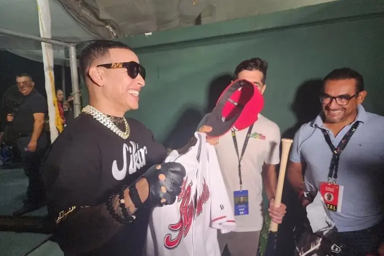 Daddy Yankee se llevó jersey de El Águila y hasta firmó un bat (FOTOS)