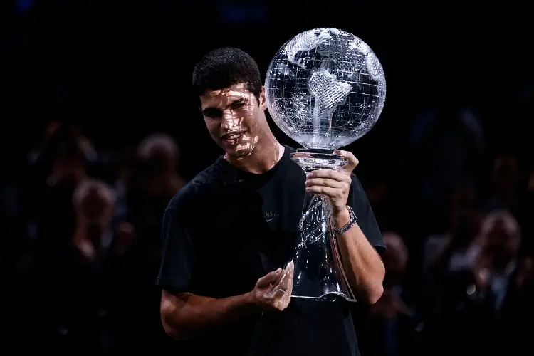 Alcaraz recibe el trofeo de número uno, el más joven de la historia