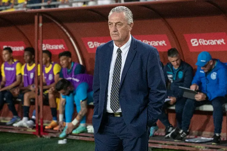 Ecuador quiere renovar a su técnico después del Mundial