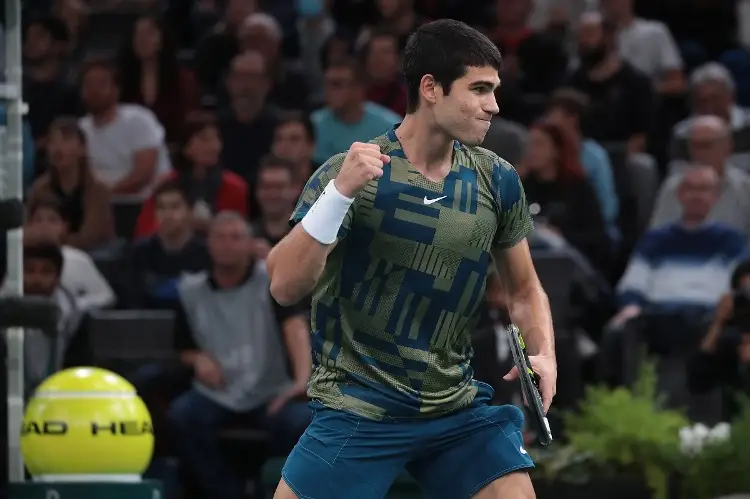 Alcaraz celebra número uno de mundo y vence a Dimitrov