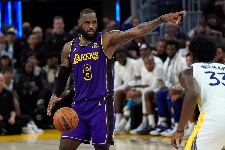 Lakers con drama ganan en la prórroga 