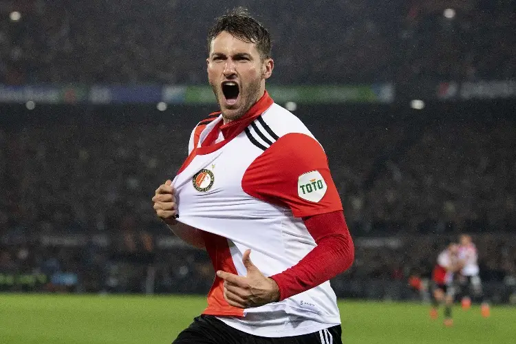 Así fue como Santi Giménez hizo vibrar a la afición del Feyenoord (VIDEO)