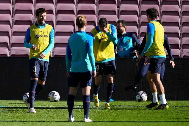 Capitanes de Barcelona y Lewandowski elogian a Piqué