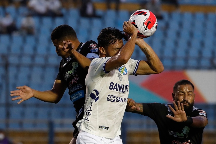 Luis Ángel Landín sigue marcando goles en Guatemala 