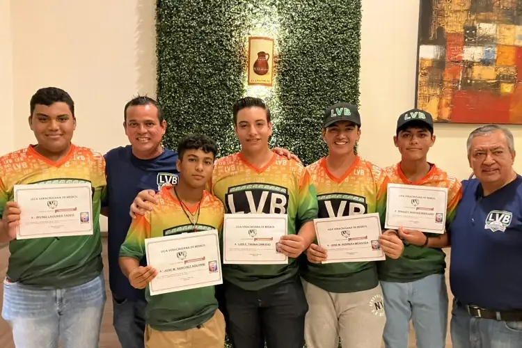 Reconocen a jóvenes veracruzanos que se coronaron campeones en Colombia 