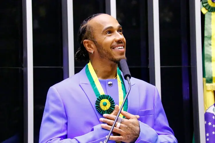 Hamilton recibe el título de ciudadano honorario de Brasil