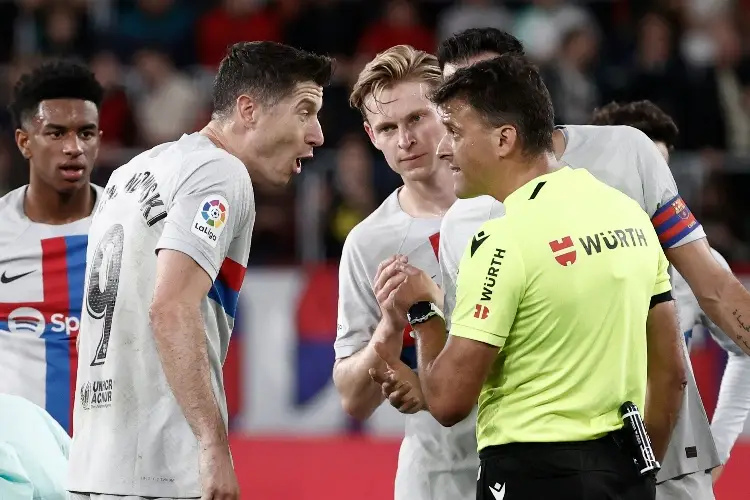 El polémico gesto de Lewandowski tras ser expulsado (VIDEO)