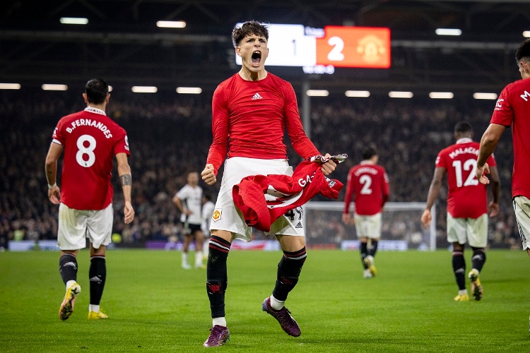 Manchester United triunfa en Londres con gol de último minuto 