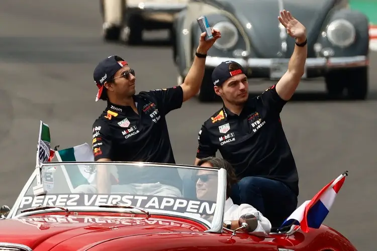 Si tiene dos campeonatos es gracias a mí: 'Checo' se lanza contra Verstappen (VIDEO)