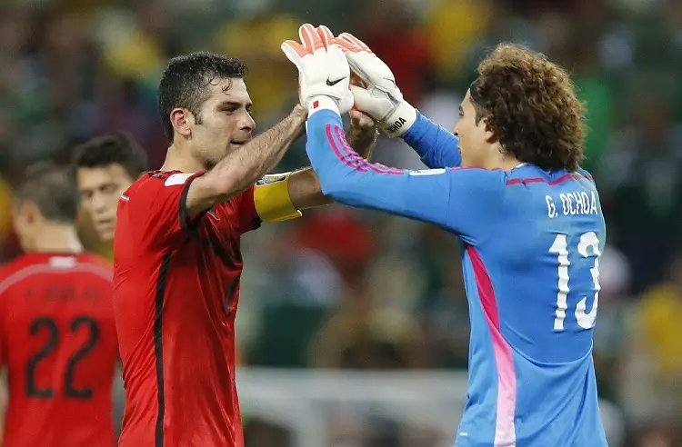 Rafa Márquez brinda por los cinco mundiales de Ochoa