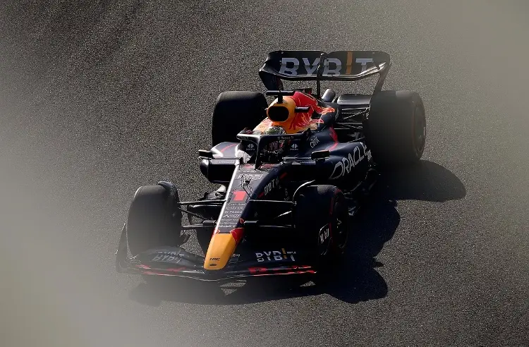 Verstappen se lleva la última pole de la temporada, 'Checo' saldrá segundo