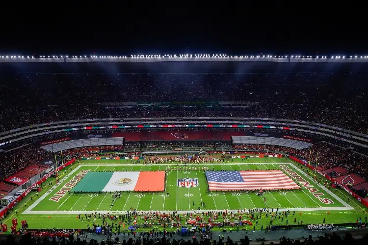 Tremendo abucheo a Grupo Firme durante la NFL en México (VIDEO)