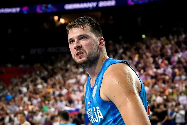 Doncic mete 41 puntos e iguala un récord de Nowitzki