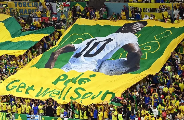 Fans brasileños convocan a una vigilia por la salud de 'Pelé'