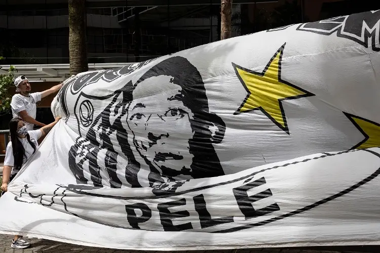 Fans hacen vigilia frente al hospital para pedir por la salud de 'Pelé'