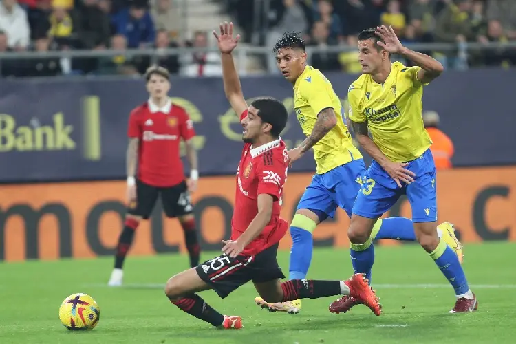 Manchester United tropieza con el modesto Cádiz