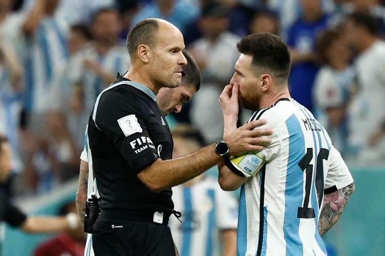 No puedes ser sincero porque te sancionan: Messi lanza dardo al arbitraje