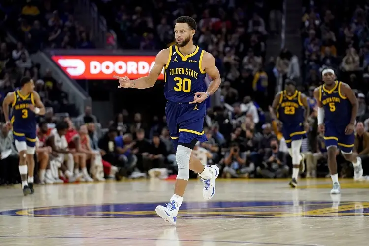 Curry 38 puntos, se lesiona y pierden los Warriors
